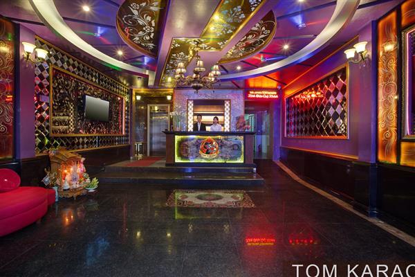 Thiết kế, thi công lát sàn và ốp gạch trang trí quán Karaoke Tom tại Bùi Thị Xuân